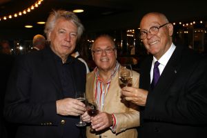 12-04-2006 SHOWBIZZ; JOOP BRAAKHEKKE VIERT ZIJN 65ste VERJAARDAG. Gisteravond was het feest in de Le Garage van Joop en zijn Team. Vele bekenden kwamen opdraven met kado\'s, bloemen of een goed gevulde envelope. Iedereen was uitgenodigd om heerlijk te blijven eten en de drank vloeide dan ook meer rijkelijk. Er was zelf een mini concert van Rita Reys waarvan als vanouds de vonken vanaf spatten. Joop is bezig met een nieuw en luxe kookprogramma die heel waarschijnelijk word uitgezonden door Talpa. Deze productie is geheel in handen van Rick Engelkes producties. Of het nu Connie Palmen was of Babette Cremer, Jan de Bouvrie of Henk van der Meijden, Eddy de Kroes of Catherine Keijl was,  iedereen had een fantastiche avond. Iedereen weet weer waar de Le Garage is en dat Joop 65 is geworden, dat mag duidelijk zijn na zo\'n feest.