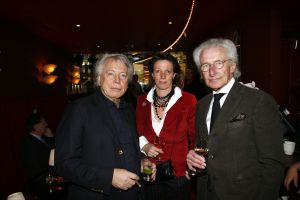 12-04-2006 SHOWBIZZ; JOOP BRAAKHEKKE VIERT ZIJN 65ste VERJAARDAG. Gisteravond was het feest in de Le Garage van Joop en zijn Team. Vele bekenden kwamen opdraven met kado\'s, bloemen of een goed gevulde envelope. Iedereen was uitgenodigd om heerlijk te blijven eten en de drank vloeide dan ook meer rijkelijk. Er was zelf een mini concert van Rita Reys waarvan als vanouds de vonken vanaf spatten. Joop is bezig met een nieuw en luxe kookprogramma die heel waarschijnelijk word uitgezonden door Talpa. Deze productie is geheel in handen van Rick Engelkes producties. Of het nu Connie Palmen was of Babette Cremer, Jan de Bouvrie of Henk van der Meijden, Eddy de Kroes of Catherine Keijl was,  iedereen had een fantastiche avond. Iedereen weet weer waar de Le Garage is en dat Joop 65 is geworden, dat mag duidelijk zijn na zo\'n feest.