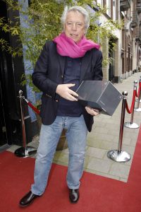 12-04-2006 SHOWBIZZ; JOOP BRAAKHEKKE VIERT ZIJN 65ste VERJAARDAG. Gisteravond was het feest in de Le Garage van Joop en zijn Team. Vele bekenden kwamen opdraven met kado\'s, bloemen of een goed gevulde envelope. Iedereen was uitgenodigd om heerlijk te blijven eten en de drank vloeide dan ook meer rijkelijk. Er was zelf een mini concert van Rita Reys waarvan als vanouds de vonken vanaf spatten. Joop is bezig met een nieuw en luxe kookprogramma die heel waarschijnelijk word uitgezonden door Talpa. Deze productie is geheel in handen van Rick Engelkes producties. Of het nu Connie Palmen was of Babette Cremer, Jan de Bouvrie of Henk van der Meijden, Eddy de Kroes of Catherine Keijl was, iedereen had een fantastiche avond. Iedereen weet weer waar de Le Garage is en dat Joop 65 is geworden, dat mag duidelijk zijn na zo\'n feest.