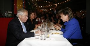 12-04-2006 SHOWBIZZ; JOOP BRAAKHEKKE VIERT ZIJN 65ste VERJAARDAG. Gisteravond was het feest in de Le Garage van Joop en zijn Team. Vele bekenden kwamen opdraven met kado\'s, bloemen of een goed gevulde envelope. Iedereen was uitgenodigd om heerlijk te blijven eten en de drank vloeide dan ook meer rijkelijk. Er was zelf een mini concert van Rita Reys waarvan als vanouds de vonken vanaf spatten. Joop is bezig met een nieuw en luxe kookprogramma die heel waarschijnelijk word uitgezonden door Talpa. Deze productie is geheel in handen van Rick Engelkes producties. Of het nu Connie Palmen was of Babette Cremer, Jan de Bouvrie of Henk van der Meijden, Eddy de Kroes of Catherine Keijl was,  iedereen had een fantastiche avond. Iedereen weet weer waar de Le Garage is en dat Joop 65 is geworden, dat mag duidelijk zijn na zo\'n feest.