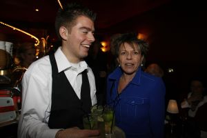 12-04-2006 SHOWBIZZ; JOOP BRAAKHEKKE VIERT ZIJN 65ste VERJAARDAG. Gisteravond was het feest in de Le Garage van Joop en zijn Team. Vele bekenden kwamen opdraven met kado\'s, bloemen of een goed gevulde envelope. Iedereen was uitgenodigd om heerlijk te blijven eten en de drank vloeide dan ook meer rijkelijk. Er was zelf een mini concert van Rita Reys waarvan als vanouds de vonken vanaf spatten. Joop is bezig met een nieuw en luxe kookprogramma die heel waarschijnelijk word uitgezonden door Talpa. Deze productie is geheel in handen van Rick Engelkes producties. Of het nu Connie Palmen was of Babette Cremer, Jan de Bouvrie of Henk van der Meijden, Eddy de Kroes of Catherine Keijl was, iedereen had een fantastiche avond. Iedereen weet weer waar de Le Garage is en dat Joop 65 is geworden, dat mag duidelijk zijn na zo\'n feest.