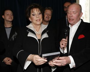 04-04-2006 SHOWBIZZ; ALLE SUCCESSEN VAN CORRY BROKKEN OP EEN DVD. Gisteren werd in Carre de eerste dvd uitgereikt aan Corry Brokken door Frank Mulder. De dvd EEN AVONDJE UIT MET CORRY BROKKEN is een schitterend document geworden van deze onvergetelijke zangeres. Vele hoogtepunten uit de carriere van Corry Brokken staan op deze dvd zoals het winnende nummer van Corry Brokken NET ALS TOEN tijdens het Eurovisie songfestival 1957.Vele andere hit successen van Corry staan ook op deze dvd o.a. Heel de Wereld, La Mama, Milord, Mijn Ideaal enz. enz. Vanaf 23 April a.s. zal Corry Brokken als gastvedette met Purper in de Nederlamdse theaters optreden in het programma Purper 100 jaar , een vooruitblik samen met oa. Frans Mulder, Erik Brey, Jos Brink en Tony Neef.
foto: Albert den Iseger.