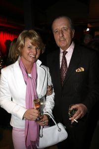 12-04-2006 SHOWBIZZ; JOOP BRAAKHEKKE VIERT ZIJN 65ste VERJAARDAG. Gisteravond was het feest in de Le Garage van Joop en zijn Team. Vele bekenden kwamen opdraven met kado\'s, bloemen of een goed gevulde envelope. Iedereen was uitgenodigd om heerlijk te blijven eten en de drank vloeide dan ook meer rijkelijk. Er was zelf een mini concert van Rita Reys waarvan als vanouds de vonken vanaf spatten. Joop is bezig met een nieuw en luxe kookprogramma die heel waarschijnelijk word uitgezonden door Talpa. Deze productie is geheel in handen van Rick Engelkes producties. Of het nu Connie Palmen was of Babette Cremer, Jan de Bouvrie of Henk van der Meijden, Eddy de Kroes of Catherine Keijl was, iedereen had een fantastiche avond. Iedereen weet weer waar de Le Garage is en dat Joop 65 is geworden, dat mag duidelijk zijn na zo\'n feest.