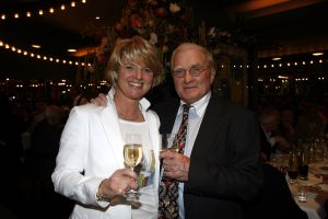 12-04-2006 SHOWBIZZ; JOOP BRAAKHEKKE VIERT ZIJN 65ste VERJAARDAG. Gisteravond was het feest in de Le Garage van Joop en zijn Team. Vele bekenden kwamen opdraven met kado\'s, bloemen of een goed gevulde envelope. Iedereen was uitgenodigd om heerlijk te blijven eten en de drank vloeide dan ook meer rijkelijk. Er was zelf een mini concert van Rita Reys waarvan als vanouds de vonken vanaf spatten. Joop is bezig met een nieuw en luxe kookprogramma die heel waarschijnelijk word uitgezonden door Talpa. Deze productie is geheel in handen van Rick Engelkes producties. Of het nu Connie Palmen was of Babette Cremer, Jan de Bouvrie of Henk van der Meijden, Eddy de Kroes of Catherine Keijl was,  iedereen had een fantastiche avond. Iedereen weet weer waar de Le Garage is en dat Joop 65 is geworden, dat mag duidelijk zijn na zo\'n feest.