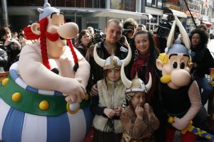 17-04-2006 SHOWBIZZ; PREMIERE ASTERIX EN DE VIKINGEN MET JIM BAKKUM. Het Tuschinksi Theater was er klaar voor, het ontbijt voor de vele kinderen was geregeld en de Vikingen waren aangemeerd, Asterix liep engels te praten en de vele tv reporters deden hun werk met de vele BNers waarbij oa.  Hidde Maas, Jim Bakkum en Gaby, Ron Boszhard en familie, de dames van Djumbo, Erik van Tijn, Henk Jan Smits,  Mevr. de Zwart met dochters en Jon Karthaus met vriendin, Jamie Westland van Di-rect met zijn nieuwe vlam Elise van der Horst die we nog kennen van TMF. De Vikingen kinderen genoten van alle lekkers en het ontbijt en natuurlijk de nieuwe film.
foto: Albert den Iseger