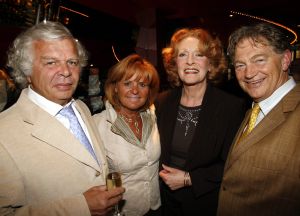 12-04-2006 SHOWBIZZ; JOOP BRAAKHEKKE VIERT ZIJN 65ste VERJAARDAG. Gisteravond was het feest in de Le Garage van Joop en zijn Team. Vele bekenden kwamen opdraven met kado\'s, bloemen of een goed gevulde envelope. Iedereen was uitgenodigd om heerlijk te blijven eten en de drank vloeide dan ook meer rijkelijk. Er was zelf een mini concert van Rita Reys waarvan als vanouds de vonken vanaf spatten. Joop is bezig met een nieuw en luxe kookprogramma die heel waarschijnelijk word uitgezonden door Talpa. Deze productie is geheel in handen van Rick Engelkes producties. Of het nu Connie Palmen was of Babette Cremer, Jan de Bouvrie of Henk van der Meijden, Eddy de Kroes of Catherine Keijl was,  iedereen had een fantastiche avond. Iedereen weet weer waar de Le Garage is en dat Joop 65 is geworden, dat mag duidelijk zijn na zo\'n feest.
