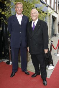 12-04-2006 SHOWBIZZ; JOOP BRAAKHEKKE VIERT ZIJN 65ste VERJAARDAG. Gisteravond was het feest in de Le Garage van Joop en zijn Team. Vele bekenden kwamen opdraven met kado\'s, bloemen of een goed gevulde envelope. Iedereen was uitgenodigd om heerlijk te blijven eten en de drank vloeide dan ook meer rijkelijk. Er was zelf een mini concert van Rita Reys waarvan als vanouds de vonken vanaf spatten. Joop is bezig met een nieuw en luxe kookprogramma die heel waarschijnelijk word uitgezonden door Talpa. Deze productie is geheel in handen van Rick Engelkes producties. Of het nu Connie Palmen was of Babette Cremer, Jan de Bouvrie of Henk van der Meijden, Eddy de Kroes of Catherine Keijl was, iedereen had een fantastiche avond. Iedereen weet weer waar de Le Garage is en dat Joop 65 is geworden, dat mag duidelijk zijn na zo\'n feest.