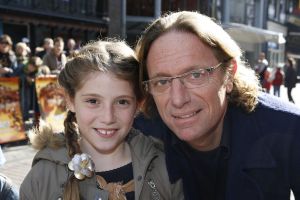 17-04-2006 SHOWBIZZ; PREMIERE ASTERIX EN DE VIKINGEN MET JIM BAKKUM. Het Tuschinksi Theater was er klaar voor, het ontbijt voor de vele kinderen was geregeld en de Vikingen waren aangemeerd, Asterix liep engels te praten en de vele tv reporters deden hun werk met de vele BNers waarbij oa.  Hidde Maas, Jim Bakkum en Gaby, Ron Boszhard en familie, de dames van Djumbo, Erik van Tijn, Henk Jan Smits,  Mevr. de Zwart met dochters en Jon Karthaus met vriendin, Jamie Westland van Di-rect met zijn nieuwe vlam Elise van der Horst die we nog kennen van TMF. De Vikingen kinderen genoten van alle lekkers en het ontbijt en natuurlijk de nieuwe film.
foto: Albert den Iseger