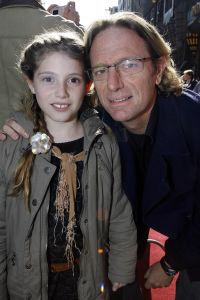 17-04-2006 SHOWBIZZ; PREMIERE ASTERIX EN DE VIKINGEN MET JIM BAKKUM. Het Tuschinksi Theater was er klaar voor, het ontbijt voor de vele kinderen was geregeld en de Vikingen waren aangemeerd, Asterix liep engels te praten en de vele tv reporters deden hun werk met de vele BNers waarbij oa.  Hidde Maas, Jim Bakkum en Gaby, Ron Boszhard en familie, de dames van Djumbo, Erik van Tijn, Henk Jan Smits,  Mevr. de Zwart met dochters en Jon Karthaus met vriendin, Jamie Westland van Di-rect met zijn nieuwe vlam Elise van der Horst die we nog kennen van TMF. De Vikingen kinderen genoten van alle lekkers en het ontbijt en natuurlijk de nieuwe film.
foto: Albert den Iseger