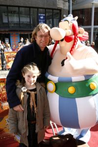 17-04-2006 SHOWBIZZ; PREMIERE ASTERIX EN DE VIKINGEN MET JIM BAKKUM. Het Tuschinksi Theater was er klaar voor, het ontbijt voor de vele kinderen was geregeld en de Vikingen waren aangemeerd, Asterix liep engels te praten en de vele tv reporters deden hun werk met de vele BNers waarbij oa.  Hidde Maas, Jim Bakkum en Gaby, Ron Boszhard en familie, de dames van Djumbo, Erik van Tijn, Henk Jan Smits,  Mevr. de Zwart met dochters en Jon Karthaus met vriendin, Jamie Westland van Di-rect met zijn nieuwe vlam Elise van der Horst die we nog kennen van TMF. De Vikingen kinderen genoten van alle lekkers en het ontbijt en natuurlijk de nieuwe film.
foto: Albert den Iseger