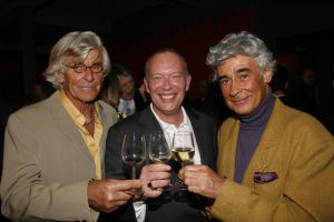 12-04-2006 SHOWBIZZ; JOOP BRAAKHEKKE VIERT ZIJN 65ste VERJAARDAG. Gisteravond was het feest in de Le Garage van Joop en zijn Team. Vele bekenden kwamen opdraven met kado\'s, bloemen of een goed gevulde envelope. Iedereen was uitgenodigd om heerlijk te blijven eten en de drank vloeide dan ook meer rijkelijk. Er was zelf een mini concert van Rita Reys waarvan als vanouds de vonken vanaf spatten. Joop is bezig met een nieuw en luxe kookprogramma die heel waarschijnelijk word uitgezonden door Talpa. Deze productie is geheel in handen van Rick Engelkes producties. Of het nu Connie Palmen was of Babette Cremer, Jan de Bouvrie of Henk van der Meijden, Eddy de Kroes of Catherine Keijl was,  iedereen had een fantastiche avond. Iedereen weet weer waar de Le Garage is en dat Joop 65 is geworden, dat mag duidelijk zijn na zo\'n feest.