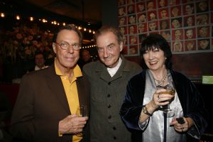 12-04-2006 SHOWBIZZ; JOOP BRAAKHEKKE VIERT ZIJN 65ste VERJAARDAG. Gisteravond was het feest in de Le Garage van Joop en zijn Team. Vele bekenden kwamen opdraven met kado\'s, bloemen of een goed gevulde envelope. Iedereen was uitgenodigd om heerlijk te blijven eten en de drank vloeide dan ook meer rijkelijk. Er was zelf een mini concert van Rita Reys waarvan als vanouds de vonken vanaf spatten. Joop is bezig met een nieuw en luxe kookprogramma die heel waarschijnelijk word uitgezonden door Talpa. Deze productie is geheel in handen van Rick Engelkes producties. Of het nu Connie Palmen was of Babette Cremer, Jan de Bouvrie of Henk van der Meijden, Eddy de Kroes of Catherine Keijl was, iedereen had een fantastiche avond. Iedereen weet weer waar de Le Garage is en dat Joop 65 is geworden, dat mag duidelijk zijn na zo\'n feest.