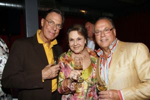 12-04-2006 SHOWBIZZ; JOOP BRAAKHEKKE VIERT ZIJN 65ste VERJAARDAG. Gisteravond was het feest in de Le Garage van Joop en zijn Team. Vele bekenden kwamen opdraven met kado\'s, bloemen of een goed gevulde envelope. Iedereen was uitgenodigd om heerlijk te blijven eten en de drank vloeide dan ook meer rijkelijk. Er was zelf een mini concert van Rita Reys waarvan als vanouds de vonken vanaf spatten. Joop is bezig met een nieuw en luxe kookprogramma die heel waarschijnelijk word uitgezonden door Talpa. Deze productie is geheel in handen van Rick Engelkes producties. Of het nu Connie Palmen was of Babette Cremer, Jan de Bouvrie of Henk van der Meijden, Eddy de Kroes of Catherine Keijl was,  iedereen had een fantastiche avond. Iedereen weet weer waar de Le Garage is en dat Joop 65 is geworden, dat mag duidelijk zijn na zo\'n feest.
