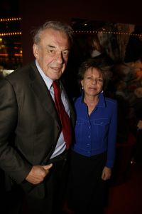 12-04-2006 SHOWBIZZ; JOOP BRAAKHEKKE VIERT ZIJN 65ste VERJAARDAG. Gisteravond was het feest in de Le Garage van Joop en zijn Team. Vele bekenden kwamen opdraven met kado\'s, bloemen of een goed gevulde envelope. Iedereen was uitgenodigd om heerlijk te blijven eten en de drank vloeide dan ook meer rijkelijk. Er was zelf een mini concert van Rita Reys waarvan als vanouds de vonken vanaf spatten. Joop is bezig met een nieuw en luxe kookprogramma die heel waarschijnelijk word uitgezonden door Talpa. Deze productie is geheel in handen van Rick Engelkes producties. Of het nu Connie Palmen was of Babette Cremer, Jan de Bouvrie of Henk van der Meijden, Eddy de Kroes of Catherine Keijl was, iedereen had een fantastiche avond. Iedereen weet weer waar de Le Garage is en dat Joop 65 is geworden, dat mag duidelijk zijn na zo\'n feest.