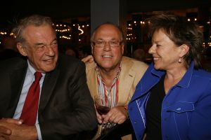 12-04-2006 SHOWBIZZ; JOOP BRAAKHEKKE VIERT ZIJN 65ste VERJAARDAG. Gisteravond was het feest in de Le Garage van Joop en zijn Team. Vele bekenden kwamen opdraven met kado\'s, bloemen of een goed gevulde envelope. Iedereen was uitgenodigd om heerlijk te blijven eten en de drank vloeide dan ook meer rijkelijk. Er was zelf een mini concert van Rita Reys waarvan als vanouds de vonken vanaf spatten. Joop is bezig met een nieuw en luxe kookprogramma die heel waarschijnelijk word uitgezonden door Talpa. Deze productie is geheel in handen van Rick Engelkes producties. Of het nu Connie Palmen was of Babette Cremer, Jan de Bouvrie of Henk van der Meijden, Eddy de Kroes of Catherine Keijl was, iedereen had een fantastiche avond. Iedereen weet weer waar de Le Garage is en dat Joop 65 is geworden, dat mag duidelijk zijn na zo\'n feest.