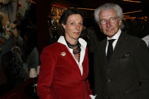 12-04-2006 SHOWBIZZ; JOOP BRAAKHEKKE VIERT ZIJN 65ste VERJAARDAG. Gisteravond was het feest in de Le Garage van Joop en zijn Team. Vele bekenden kwamen opdraven met kado\'s, bloemen of een goed gevulde envelope. Iedereen was uitgenodigd om heerlijk te blijven eten en de drank vloeide dan ook meer rijkelijk. Er was zelf een mini concert van Rita Reys waarvan als vanouds de vonken vanaf spatten. Joop is bezig met een nieuw en luxe kookprogramma die heel waarschijnelijk word uitgezonden door Talpa. Deze productie is geheel in handen van Rick Engelkes producties. Of het nu Connie Palmen was of Babette Cremer, Jan de Bouvrie of Henk van der Meijden, Eddy de Kroes of Catherine Keijl was, iedereen had een fantastiche avond. Iedereen weet weer waar de Le Garage is en dat Joop 65 is geworden, dat mag duidelijk zijn na zo\'n feest.