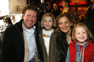 17-04-2006 SHOWBIZZ; PREMIERE ASTERIX EN DE VIKINGEN MET JIM BAKKUM. Het Tuschinksi Theater was er klaar voor, het ontbijt voor de vele kinderen was geregeld en de Vikingen waren aangemeerd, Asterix liep engels te praten en de vele tv reporters deden hun werk met de vele BNers waarbij oa.  Hidde Maas, Jim Bakkum en Gaby, Ron Boszhard en familie, de dames van Djumbo, Erik van Tijn, Henk Jan Smits,  Mevr. de Zwart met dochters en Jon Karthaus met vriendin, Jamie Westland van Di-rect met zijn nieuwe vlam Elise van der Horst die we nog kennen van TMF. De Vikingen kinderen genoten van alle lekkers en het ontbijt en natuurlijk de nieuwe film.
foto: Albert den Iseger