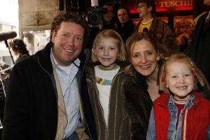 17-04-2006 SHOWBIZZ; PREMIERE ASTERIX EN DE VIKINGEN MET JIM BAKKUM. Het Tuschinksi Theater was er klaar voor, het ontbijt voor de vele kinderen was geregeld en de Vikingen waren aangemeerd, Asterix liep engels te praten en de vele tv reporters deden hun werk met de vele BNers waarbij oa.  Hidde Maas, Jim Bakkum en Gaby, Ron Boszhard en familie, de dames van Djumbo, Erik van Tijn, Henk Jan Smits,  Mevr. de Zwart met dochters en Jon Karthaus met vriendin, Jamie Westland van Di-rect met zijn nieuwe vlam Elise van der Horst die we nog kennen van TMF. De Vikingen kinderen genoten van alle lekkers en het ontbijt en natuurlijk de nieuwe film.
foto: Albert den Iseger