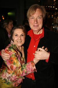 12-04-2006 SHOWBIZZ; JOOP BRAAKHEKKE VIERT ZIJN 65ste VERJAARDAG. Gisteravond was het feest in de Le Garage van Joop en zijn Team. Vele bekenden kwamen opdraven met kado\'s, bloemen of een goed gevulde envelope. Iedereen was uitgenodigd om heerlijk te blijven eten en de drank vloeide dan ook meer rijkelijk. Er was zelf een mini concert van Rita Reys waarvan als vanouds de vonken vanaf spatten. Joop is bezig met een nieuw en luxe kookprogramma die heel waarschijnelijk word uitgezonden door Talpa. Deze productie is geheel in handen van Rick Engelkes producties. Of het nu Connie Palmen was of Babette Cremer, Jan de Bouvrie of Henk van der Meijden, Eddy de Kroes of Catherine Keijl was,  iedereen had een fantastiche avond. Iedereen weet weer waar de Le Garage is en dat Joop 65 is geworden, dat mag duidelijk zijn na zo\'n feest.