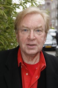 12-04-2006 SHOWBIZZ; JOOP BRAAKHEKKE VIERT ZIJN 65ste VERJAARDAG. Gisteravond was het feest in de Le Garage van Joop en zijn Team. Vele bekenden kwamen opdraven met kado\'s, bloemen of een goed gevulde envelope. Iedereen was uitgenodigd om heerlijk te blijven eten en de drank vloeide dan ook meer rijkelijk. Er was zelf een mini concert van Rita Reys waarvan als vanouds de vonken vanaf spatten. Joop is bezig met een nieuw en luxe kookprogramma die heel waarschijnelijk word uitgezonden door Talpa. Deze productie is geheel in handen van Rick Engelkes producties. Of het nu Connie Palmen was of Babette Cremer, Jan de Bouvrie of Henk van der Meijden, Eddy de Kroes of Catherine Keijl was, iedereen had een fantastiche avond. Iedereen weet weer waar de Le Garage is en dat Joop 65 is geworden, dat mag duidelijk zijn na zo\'n feest.