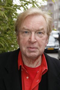 12-04-2006 SHOWBIZZ; JOOP BRAAKHEKKE VIERT ZIJN 65ste VERJAARDAG. Gisteravond was het feest in de Le Garage van Joop en zijn Team. Vele bekenden kwamen opdraven met kado\'s, bloemen of een goed gevulde envelope. Iedereen was uitgenodigd om heerlijk te blijven eten en de drank vloeide dan ook meer rijkelijk. Er was zelf een mini concert van Rita Reys waarvan als vanouds de vonken vanaf spatten. Joop is bezig met een nieuw en luxe kookprogramma die heel waarschijnelijk word uitgezonden door Talpa. Deze productie is geheel in handen van Rick Engelkes producties. Of het nu Connie Palmen was of Babette Cremer, Jan de Bouvrie of Henk van der Meijden, Eddy de Kroes of Catherine Keijl was, iedereen had een fantastiche avond. Iedereen weet weer waar de Le Garage is en dat Joop 65 is geworden, dat mag duidelijk zijn na zo\'n feest.