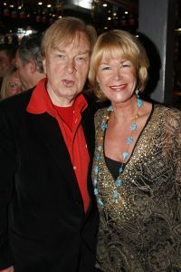 12-04-2006 SHOWBIZZ; JOOP BRAAKHEKKE VIERT ZIJN 65ste VERJAARDAG. Gisteravond was het feest in de Le Garage van Joop en zijn Team. Vele bekenden kwamen opdraven met kado\'s, bloemen of een goed gevulde envelope. Iedereen was uitgenodigd om heerlijk te blijven eten en de drank vloeide dan ook meer rijkelijk. Er was zelf een mini concert van Rita Reys waarvan als vanouds de vonken vanaf spatten. Joop is bezig met een nieuw en luxe kookprogramma die heel waarschijnelijk word uitgezonden door Talpa. Deze productie is geheel in handen van Rick Engelkes producties. Of het nu Connie Palmen was of Babette Cremer, Jan de Bouvrie of Henk van der Meijden, Eddy de Kroes of Catherine Keijl was, iedereen had een fantastiche avond. Iedereen weet weer waar de Le Garage is en dat Joop 65 is geworden, dat mag duidelijk zijn na zo\'n feest.