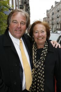 12-04-2006 SHOWBIZZ; JOOP BRAAKHEKKE VIERT ZIJN 65ste VERJAARDAG. Gisteravond was het feest in de Le Garage van Joop en zijn Team. Vele bekenden kwamen opdraven met kado\'s, bloemen of een goed gevulde envelope. Iedereen was uitgenodigd om heerlijk te blijven eten en de drank vloeide dan ook meer rijkelijk. Er was zelf een mini concert van Rita Reys waarvan als vanouds de vonken vanaf spatten. Joop is bezig met een nieuw en luxe kookprogramma die heel waarschijnelijk word uitgezonden door Talpa. Deze productie is geheel in handen van Rick Engelkes producties. Of het nu Connie Palmen was of Babette Cremer, Jan de Bouvrie of Henk van der Meijden, Eddy de Kroes of Catherine Keijl was, iedereen had een fantastiche avond. Iedereen weet weer waar de Le Garage is en dat Joop 65 is geworden, dat mag duidelijk zijn na zo\'n feest.