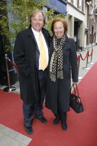 12-04-2006 SHOWBIZZ; JOOP BRAAKHEKKE VIERT ZIJN 65ste VERJAARDAG. Gisteravond was het feest in de Le Garage van Joop en zijn Team. Vele bekenden kwamen opdraven met kado\'s, bloemen of een goed gevulde envelope. Iedereen was uitgenodigd om heerlijk te blijven eten en de drank vloeide dan ook meer rijkelijk. Er was zelf een mini concert van Rita Reys waarvan als vanouds de vonken vanaf spatten. Joop is bezig met een nieuw en luxe kookprogramma die heel waarschijnelijk word uitgezonden door Talpa. Deze productie is geheel in handen van Rick Engelkes producties. Of het nu Connie Palmen was of Babette Cremer, Jan de Bouvrie of Henk van der Meijden, Eddy de Kroes of Catherine Keijl was, iedereen had een fantastiche avond. Iedereen weet weer waar de Le Garage is en dat Joop 65 is geworden, dat mag duidelijk zijn na zo\'n feest.
