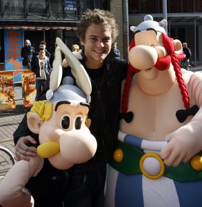 17-04-2006 SHOWBIZZ; PREMIERE ASTERIX EN DE VIKINGEN MET JIM BAKKUM. Het Tuschinksi Theater was er klaar voor, het ontbijt voor de vele kinderen was geregeld en de Vikingen waren aangemeerd, Asterix liep engels te praten en de vele tv reporters deden hun werk met de vele BNers waarbij oa.  Hidde Maas, Jim Bakkum en Gaby, Ron Boszhard en familie, de dames van Djumbo, Erik van Tijn, Henk Jan Smits,  Mevr. de Zwart met dochters en Jon Karthaus met vriendin, Jamie Westland van Di-rect met zijn nieuwe vlam Elise van der Horst die we nog kennen van TMF. De Vikingen kinderen genoten van alle lekkers en het ontbijt en natuurlijk de nieuwe film.
foto: Albert den Iseger
