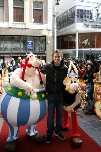 17-04-2006 SHOWBIZZ; PREMIERE ASTERIX EN DE VIKINGEN MET JIM BAKKUM. Het Tuschinksi Theater was er klaar voor, het ontbijt voor de vele kinderen was geregeld en de Vikingen waren aangemeerd, Asterix liep engels te praten en de vele tv reporters deden hun werk met de vele BNers waarbij oa.  Hidde Maas, Jim Bakkum en Gaby, Ron Boszhard en familie, de dames van Djumbo, Erik van Tijn, Henk Jan Smits,  Mevr. de Zwart met dochters en Jon Karthaus met vriendin, Jamie Westland van Di-rect met zijn nieuwe vlam Elise van der Horst die we nog kennen van TMF. De Vikingen kinderen genoten van alle lekkers en het ontbijt en natuurlijk de nieuwe film.
foto: Albert den Iseger