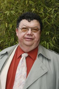12-04-2006 SHOWBIZZ; JOOP BRAAKHEKKE VIERT ZIJN 65ste VERJAARDAG. Gisteravond was het feest in de Le Garage van Joop en zijn Team. Vele bekenden kwamen opdraven met kado\'s, bloemen of een goed gevulde envelope. Iedereen was uitgenodigd om heerlijk te blijven eten en de drank vloeide dan ook meer rijkelijk. Er was zelf een mini concert van Rita Reys waarvan als vanouds de vonken vanaf spatten. Joop is bezig met een nieuw en luxe kookprogramma die heel waarschijnelijk word uitgezonden door Talpa. Deze productie is geheel in handen van Rick Engelkes producties. Of het nu Connie Palmen was of Babette Cremer, Jan de Bouvrie of Henk van der Meijden, Eddy de Kroes of Catherine Keijl was, iedereen had een fantastiche avond. Iedereen weet weer waar de Le Garage is en dat Joop 65 is geworden, dat mag duidelijk zijn na zo\'n feest.