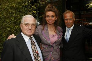 12-04-2006 SHOWBIZZ; JOOP BRAAKHEKKE VIERT ZIJN 65ste VERJAARDAG. Gisteravond was het feest in de Le Garage van Joop en zijn Team. Vele bekenden kwamen opdraven met kado\'s, bloemen of een goed gevulde envelope. Iedereen was uitgenodigd om heerlijk te blijven eten en de drank vloeide dan ook meer rijkelijk. Er was zelf een mini concert van Rita Reys waarvan als vanouds de vonken vanaf spatten. Joop is bezig met een nieuw en luxe kookprogramma die heel waarschijnelijk word uitgezonden door Talpa. Deze productie is geheel in handen van Rick Engelkes producties. Of het nu Connie Palmen was of Babette Cremer, Jan de Bouvrie of Henk van der Meijden, Eddy de Kroes of Catherine Keijl was, iedereen had een fantastiche avond. Iedereen weet weer waar de Le Garage is en dat Joop 65 is geworden, dat mag duidelijk zijn na zo\'n feest.
