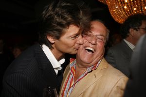 12-04-2006 SHOWBIZZ; JOOP BRAAKHEKKE VIERT ZIJN 65ste VERJAARDAG. Gisteravond was het feest in de Le Garage van Joop en zijn Team. Vele bekenden kwamen opdraven met kado\'s, bloemen of een goed gevulde envelope. Iedereen was uitgenodigd om heerlijk te blijven eten en de drank vloeide dan ook meer rijkelijk. Er was zelf een mini concert van Rita Reys waarvan als vanouds de vonken vanaf spatten. Joop is bezig met een nieuw en luxe kookprogramma die heel waarschijnelijk word uitgezonden door Talpa. Deze productie is geheel in handen van Rick Engelkes producties. Of het nu Connie Palmen was of Babette Cremer, Jan de Bouvrie of Henk van der Meijden, Eddy de Kroes of Catherine Keijl was,  iedereen had een fantastiche avond. Iedereen weet weer waar de Le Garage is en dat Joop 65 is geworden, dat mag duidelijk zijn na zo\'n feest.