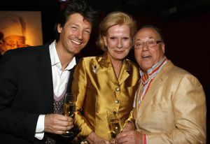 12-04-2006 SHOWBIZZ; JOOP BRAAKHEKKE VIERT ZIJN 65ste VERJAARDAG. Gisteravond was het feest in de Le Garage van Joop en zijn Team. Vele bekenden kwamen opdraven met kado\'s, bloemen of een goed gevulde envelope. Iedereen was uitgenodigd om heerlijk te blijven eten en de drank vloeide dan ook meer rijkelijk. Er was zelf een mini concert van Rita Reys waarvan als vanouds de vonken vanaf spatten. Joop is bezig met een nieuw en luxe kookprogramma die heel waarschijnelijk word uitgezonden door Talpa. Deze productie is geheel in handen van Rick Engelkes producties. Of het nu Connie Palmen was of Babette Cremer, Jan de Bouvrie of Henk van der Meijden, Eddy de Kroes of Catherine Keijl was,  iedereen had een fantastiche avond. Iedereen weet weer waar de Le Garage is en dat Joop 65 is geworden, dat mag duidelijk zijn na zo\'n feest.
foto: Albert den Iseger.