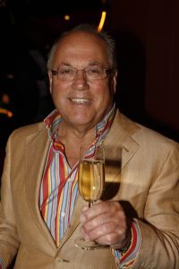 12-04-2006 SHOWBIZZ; JOOP BRAAKHEKKE VIERT ZIJN 65ste VERJAARDAG. Gisteravond was het feest in de Le Garage van Joop en zijn Team. Vele bekenden kwamen opdraven met kado\'s, bloemen of een goed gevulde envelope. Iedereen was uitgenodigd om heerlijk te blijven eten en de drank vloeide dan ook meer rijkelijk. Er was zelf een mini concert van Rita Reys waarvan als vanouds de vonken vanaf spatten. Joop is bezig met een nieuw en luxe kookprogramma die heel waarschijnelijk word uitgezonden door Talpa. Deze productie is geheel in handen van Rick Engelkes producties. Of het nu Connie Palmen was of Babette Cremer, Jan de Bouvrie of Henk van der Meijden, Eddy de Kroes of Catherine Keijl was,  iedereen had een fantastiche avond. Iedereen weet weer waar de Le Garage is en dat Joop 65 is geworden, dat mag duidelijk zijn na zo\'n feest.