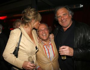 12-04-2006 SHOWBIZZ; JOOP BRAAKHEKKE VIERT ZIJN 65ste VERJAARDAG. Gisteravond was het feest in de Le Garage van Joop en zijn Team. Vele bekenden kwamen opdraven met kado\'s, bloemen of een goed gevulde envelope. Iedereen was uitgenodigd om heerlijk te blijven eten en de drank vloeide dan ook meer rijkelijk. Er was zelf een mini concert van Rita Reys waarvan als vanouds de vonken vanaf spatten. Joop is bezig met een nieuw en luxe kookprogramma die heel waarschijnelijk word uitgezonden door Talpa. Deze productie is geheel in handen van Rick Engelkes producties. Of het nu Connie Palmen was of Babette Cremer, Jan de Bouvrie of Henk van der Meijden, Eddy de Kroes of Catherine Keijl was,  iedereen had een fantastiche avond. Iedereen weet weer waar de Le Garage is en dat Joop 65 is geworden, dat mag duidelijk zijn na zo\'n feest.