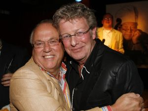 12-04-2006 SHOWBIZZ; JOOP BRAAKHEKKE VIERT ZIJN 65ste VERJAARDAG. Gisteravond was het feest in de Le Garage van Joop en zijn Team. Vele bekenden kwamen opdraven met kado\'s, bloemen of een goed gevulde envelope. Iedereen was uitgenodigd om heerlijk te blijven eten en de drank vloeide dan ook meer rijkelijk. Er was zelf een mini concert van Rita Reys waarvan als vanouds de vonken vanaf spatten. Joop is bezig met een nieuw en luxe kookprogramma die heel waarschijnelijk word uitgezonden door Talpa. Deze productie is geheel in handen van Rick Engelkes producties. Of het nu Connie Palmen was of Babette Cremer, Jan de Bouvrie of Henk van der Meijden, Eddy de Kroes of Catherine Keijl was,  iedereen had een fantastiche avond. Iedereen weet weer waar de Le Garage is en dat Joop 65 is geworden, dat mag duidelijk zijn na zo\'n feest.
