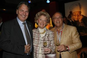 12-04-2006 SHOWBIZZ; JOOP BRAAKHEKKE VIERT ZIJN 65ste VERJAARDAG. Gisteravond was het feest in de Le Garage van Joop en zijn Team. Vele bekenden kwamen opdraven met kado\'s, bloemen of een goed gevulde envelope. Iedereen was uitgenodigd om heerlijk te blijven eten en de drank vloeide dan ook meer rijkelijk. Er was zelf een mini concert van Rita Reys waarvan als vanouds de vonken vanaf spatten. Joop is bezig met een nieuw en luxe kookprogramma die heel waarschijnelijk word uitgezonden door Talpa. Deze productie is geheel in handen van Rick Engelkes producties. Of het nu Connie Palmen was of Babette Cremer, Jan de Bouvrie of Henk van der Meijden, Eddy de Kroes of Catherine Keijl was,  iedereen had een fantastiche avond. Iedereen weet weer waar de Le Garage is en dat Joop 65 is geworden, dat mag duidelijk zijn na zo\'n feest.