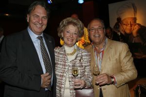 12-04-2006 SHOWBIZZ; JOOP BRAAKHEKKE VIERT ZIJN 65ste VERJAARDAG. Gisteravond was het feest in de Le Garage van Joop en zijn Team. Vele bekenden kwamen opdraven met kado\'s, bloemen of een goed gevulde envelope. Iedereen was uitgenodigd om heerlijk te blijven eten en de drank vloeide dan ook meer rijkelijk. Er was zelf een mini concert van Rita Reys waarvan als vanouds de vonken vanaf spatten. Joop is bezig met een nieuw en luxe kookprogramma die heel waarschijnelijk word uitgezonden door Talpa. Deze productie is geheel in handen van Rick Engelkes producties. Of het nu Connie Palmen was of Babette Cremer, Jan de Bouvrie of Henk van der Meijden, Eddy de Kroes of Catherine Keijl was, iedereen had een fantastiche avond. Iedereen weet weer waar de Le Garage is en dat Joop 65 is geworden, dat mag duidelijk zijn na zo\'n feest.