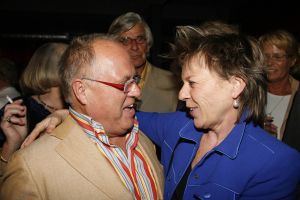 12-04-2006 SHOWBIZZ; JOOP BRAAKHEKKE VIERT ZIJN 65ste VERJAARDAG. Gisteravond was het feest in de Le Garage van Joop en zijn Team. Vele bekenden kwamen opdraven met kado\'s, bloemen of een goed gevulde envelope. Iedereen was uitgenodigd om heerlijk te blijven eten en de drank vloeide dan ook meer rijkelijk. Er was zelf een mini concert van Rita Reys waarvan als vanouds de vonken vanaf spatten. Joop is bezig met een nieuw en luxe kookprogramma die heel waarschijnelijk word uitgezonden door Talpa. Deze productie is geheel in handen van Rick Engelkes producties. Of het nu Connie Palmen was of Babette Cremer, Jan de Bouvrie of Henk van der Meijden, Eddy de Kroes of Catherine Keijl was,  iedereen had een fantastiche avond. Iedereen weet weer waar de Le Garage is en dat Joop 65 is geworden, dat mag duidelijk zijn na zo\'n feest.