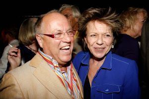 12-04-2006 SHOWBIZZ; JOOP BRAAKHEKKE VIERT ZIJN 65ste VERJAARDAG. Gisteravond was het feest in de Le Garage van Joop en zijn Team. Vele bekenden kwamen opdraven met kado\'s, bloemen of een goed gevulde envelope. Iedereen was uitgenodigd om heerlijk te blijven eten en de drank vloeide dan ook meer rijkelijk. Er was zelf een mini concert van Rita Reys waarvan als vanouds de vonken vanaf spatten. Joop is bezig met een nieuw en luxe kookprogramma die heel waarschijnelijk word uitgezonden door Talpa. Deze productie is geheel in handen van Rick Engelkes producties. Of het nu Connie Palmen was of Babette Cremer, Jan de Bouvrie of Henk van der Meijden, Eddy de Kroes of Catherine Keijl was,  iedereen had een fantastiche avond. Iedereen weet weer waar de Le Garage is en dat Joop 65 is geworden, dat mag duidelijk zijn na zo\'n feest.