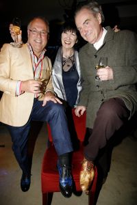 12-04-2006 SHOWBIZZ; JOOP BRAAKHEKKE VIERT ZIJN 65ste VERJAARDAG. Gisteravond was het feest in de Le Garage van Joop en zijn Team. Vele bekenden kwamen opdraven met kado\'s, bloemen of een goed gevulde envelope. Iedereen was uitgenodigd om heerlijk te blijven eten en de drank vloeide dan ook meer rijkelijk. Er was zelf een mini concert van Rita Reys waarvan als vanouds de vonken vanaf spatten. Joop is bezig met een nieuw en luxe kookprogramma die heel waarschijnelijk word uitgezonden door Talpa. Deze productie is geheel in handen van Rick Engelkes producties. Of het nu Connie Palmen was of Babette Cremer, Jan de Bouvrie of Henk van der Meijden, Eddy de Kroes of Catherine Keijl was,  iedereen had een fantastiche avond. Iedereen weet weer waar de Le Garage is en dat Joop 65 is geworden, dat mag duidelijk zijn na zo\'n feest.