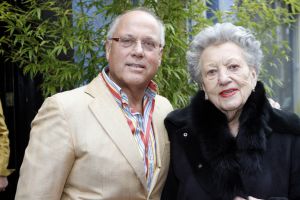 12-04-2006 SHOWBIZZ; JOOP BRAAKHEKKE VIERT ZIJN 65ste VERJAARDAG. Gisteravond was het feest in de Le Garage van Joop en zijn Team. Vele bekenden kwamen opdraven met kado\'s, bloemen of een goed gevulde envelope. Iedereen was uitgenodigd om heerlijk te blijven eten en de drank vloeide dan ook meer rijkelijk. Er was zelf een mini concert van Rita Reys waarvan als vanouds de vonken vanaf spatten. Joop is bezig met een nieuw en luxe kookprogramma die heel waarschijnelijk word uitgezonden door Talpa. Deze productie is geheel in handen van Rick Engelkes producties. Of het nu Connie Palmen was of Babette Cremer, Jan de Bouvrie of Henk van der Meijden, Eddy de Kroes of Catherine Keijl was, iedereen had een fantastiche avond. Iedereen weet weer waar de Le Garage is en dat Joop 65 is geworden, dat mag duidelijk zijn na zo\'n feest.