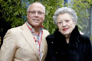 12-04-2006 SHOWBIZZ; JOOP BRAAKHEKKE VIERT ZIJN 65ste VERJAARDAG. Gisteravond was het feest in de Le Garage van Joop en zijn Team. Vele bekenden kwamen opdraven met kado\'s, bloemen of een goed gevulde envelope. Iedereen was uitgenodigd om heerlijk te blijven eten en de drank vloeide dan ook meer rijkelijk. Er was zelf een mini concert van Rita Reys waarvan als vanouds de vonken vanaf spatten. Joop is bezig met een nieuw en luxe kookprogramma die heel waarschijnelijk word uitgezonden door Talpa. Deze productie is geheel in handen van Rick Engelkes producties. Of het nu Connie Palmen was of Babette Cremer, Jan de Bouvrie of Henk van der Meijden, Eddy de Kroes of Catherine Keijl was, iedereen had een fantastiche avond. Iedereen weet weer waar de Le Garage is en dat Joop 65 is geworden, dat mag duidelijk zijn na zo\'n feest.