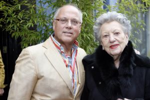12-04-2006 SHOWBIZZ; JOOP BRAAKHEKKE VIERT ZIJN 65ste VERJAARDAG. Gisteravond was het feest in de Le Garage van Joop en zijn Team. Vele bekenden kwamen opdraven met kado\'s, bloemen of een goed gevulde envelope. Iedereen was uitgenodigd om heerlijk te blijven eten en de drank vloeide dan ook meer rijkelijk. Er was zelf een mini concert van Rita Reys waarvan als vanouds de vonken vanaf spatten. Joop is bezig met een nieuw en luxe kookprogramma die heel waarschijnelijk word uitgezonden door Talpa. Deze productie is geheel in handen van Rick Engelkes producties. Of het nu Connie Palmen was of Babette Cremer, Jan de Bouvrie of Henk van der Meijden, Eddy de Kroes of Catherine Keijl was,  iedereen had een fantastiche avond. Iedereen weet weer waar de Le Garage is en dat Joop 65 is geworden, dat mag duidelijk zijn na zo\'n feest.