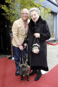12-04-2006 SHOWBIZZ; JOOP BRAAKHEKKE VIERT ZIJN 65ste VERJAARDAG. Gisteravond was het feest in de Le Garage van Joop en zijn Team. Vele bekenden kwamen opdraven met kado\'s, bloemen of een goed gevulde envelope. Iedereen was uitgenodigd om heerlijk te blijven eten en de drank vloeide dan ook meer rijkelijk. Er was zelf een mini concert van Rita Reys waarvan als vanouds de vonken vanaf spatten. Joop is bezig met een nieuw en luxe kookprogramma die heel waarschijnelijk word uitgezonden door Talpa. Deze productie is geheel in handen van Rick Engelkes producties. Of het nu Connie Palmen was of Babette Cremer, Jan de Bouvrie of Henk van der Meijden, Eddy de Kroes of Catherine Keijl was, iedereen had een fantastiche avond. Iedereen weet weer waar de Le Garage is en dat Joop 65 is geworden, dat mag duidelijk zijn na zo\'n feest.
