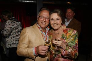 12-04-2006 SHOWBIZZ; JOOP BRAAKHEKKE VIERT ZIJN 65ste VERJAARDAG. Gisteravond was het feest in de Le Garage van Joop en zijn Team. Vele bekenden kwamen opdraven met kado\'s, bloemen of een goed gevulde envelope. Iedereen was uitgenodigd om heerlijk te blijven eten en de drank vloeide dan ook meer rijkelijk. Er was zelf een mini concert van Rita Reys waarvan als vanouds de vonken vanaf spatten. Joop is bezig met een nieuw en luxe kookprogramma die heel waarschijnelijk word uitgezonden door Talpa. Deze productie is geheel in handen van Rick Engelkes producties. Of het nu Connie Palmen was of Babette Cremer, Jan de Bouvrie of Henk van der Meijden, Eddy de Kroes of Catherine Keijl was,  iedereen had een fantastiche avond. Iedereen weet weer waar de Le Garage is en dat Joop 65 is geworden, dat mag duidelijk zijn na zo\'n feest.
