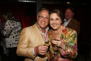 12-04-2006 SHOWBIZZ; JOOP BRAAKHEKKE VIERT ZIJN 65ste VERJAARDAG. Gisteravond was het feest in de Le Garage van Joop en zijn Team. Vele bekenden kwamen opdraven met kado\'s, bloemen of een goed gevulde envelope. Iedereen was uitgenodigd om heerlijk te blijven eten en de drank vloeide dan ook meer rijkelijk. Er was zelf een mini concert van Rita Reys waarvan als vanouds de vonken vanaf spatten. Joop is bezig met een nieuw en luxe kookprogramma die heel waarschijnelijk word uitgezonden door Talpa. Deze productie is geheel in handen van Rick Engelkes producties. Of het nu Connie Palmen was of Babette Cremer, Jan de Bouvrie of Henk van der Meijden, Eddy de Kroes of Catherine Keijl was,  iedereen had een fantastiche avond. Iedereen weet weer waar de Le Garage is en dat Joop 65 is geworden, dat mag duidelijk zijn na zo\'n feest.