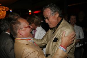 12-04-2006 SHOWBIZZ; JOOP BRAAKHEKKE VIERT ZIJN 65ste VERJAARDAG. Gisteravond was het feest in de Le Garage van Joop en zijn Team. Vele bekenden kwamen opdraven met kado\'s, bloemen of een goed gevulde envelope. Iedereen was uitgenodigd om heerlijk te blijven eten en de drank vloeide dan ook meer rijkelijk. Er was zelf een mini concert van Rita Reys waarvan als vanouds de vonken vanaf spatten. Joop is bezig met een nieuw en luxe kookprogramma die heel waarschijnelijk word uitgezonden door Talpa. Deze productie is geheel in handen van Rick Engelkes producties. Of het nu Connie Palmen was of Babette Cremer, Jan de Bouvrie of Henk van der Meijden, Eddy de Kroes of Catherine Keijl was,  iedereen had een fantastiche avond. Iedereen weet weer waar de Le Garage is en dat Joop 65 is geworden, dat mag duidelijk zijn na zo\'n feest.