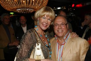 12-04-2006 SHOWBIZZ; JOOP BRAAKHEKKE VIERT ZIJN 65ste VERJAARDAG. Gisteravond was het feest in de Le Garage van Joop en zijn Team. Vele bekenden kwamen opdraven met kado\'s, bloemen of een goed gevulde envelope. Iedereen was uitgenodigd om heerlijk te blijven eten en de drank vloeide dan ook meer rijkelijk. Er was zelf een mini concert van Rita Reys waarvan als vanouds de vonken vanaf spatten. Joop is bezig met een nieuw en luxe kookprogramma die heel waarschijnelijk word uitgezonden door Talpa. Deze productie is geheel in handen van Rick Engelkes producties. Of het nu Connie Palmen was of Babette Cremer, Jan de Bouvrie of Henk van der Meijden, Eddy de Kroes of Catherine Keijl was,  iedereen had een fantastiche avond. Iedereen weet weer waar de Le Garage is en dat Joop 65 is geworden, dat mag duidelijk zijn na zo\'n feest.